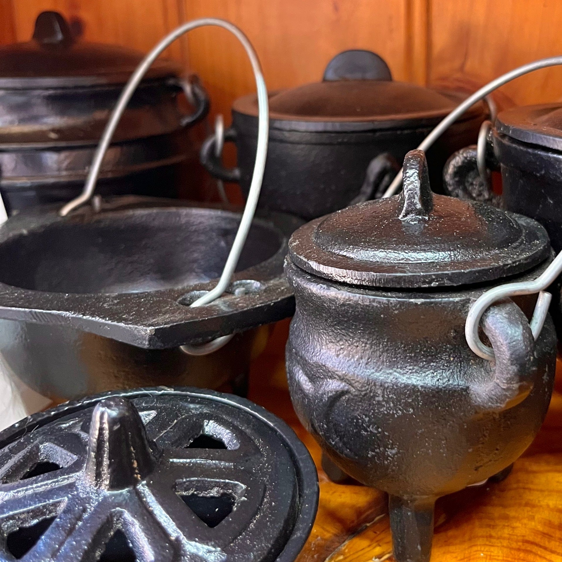 Cast Iron Cauldrons | La Bibelot